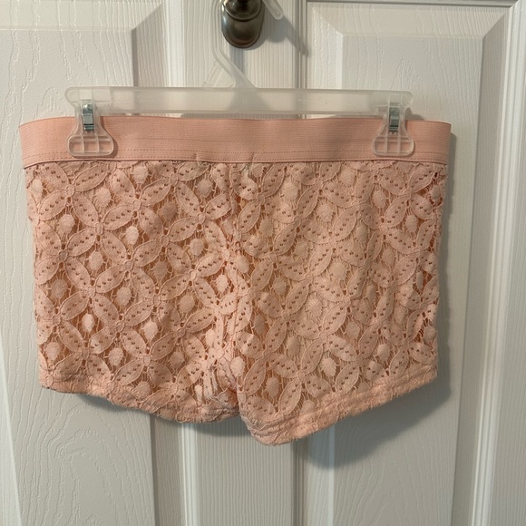 Pink lace streetwear shorts - Picture 2 of 2